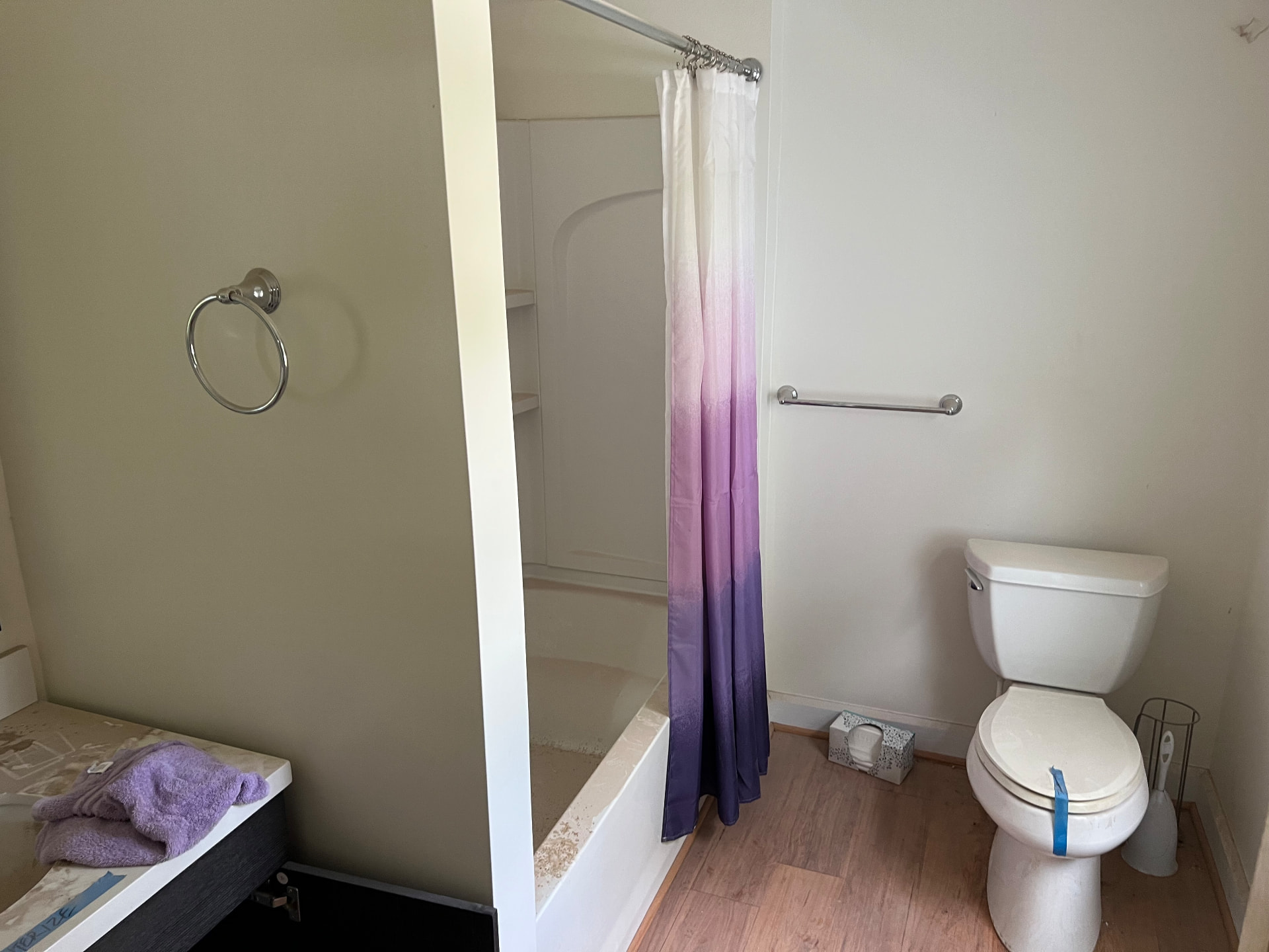 The dated upstairs bathroom before it was gutted and rebuilt