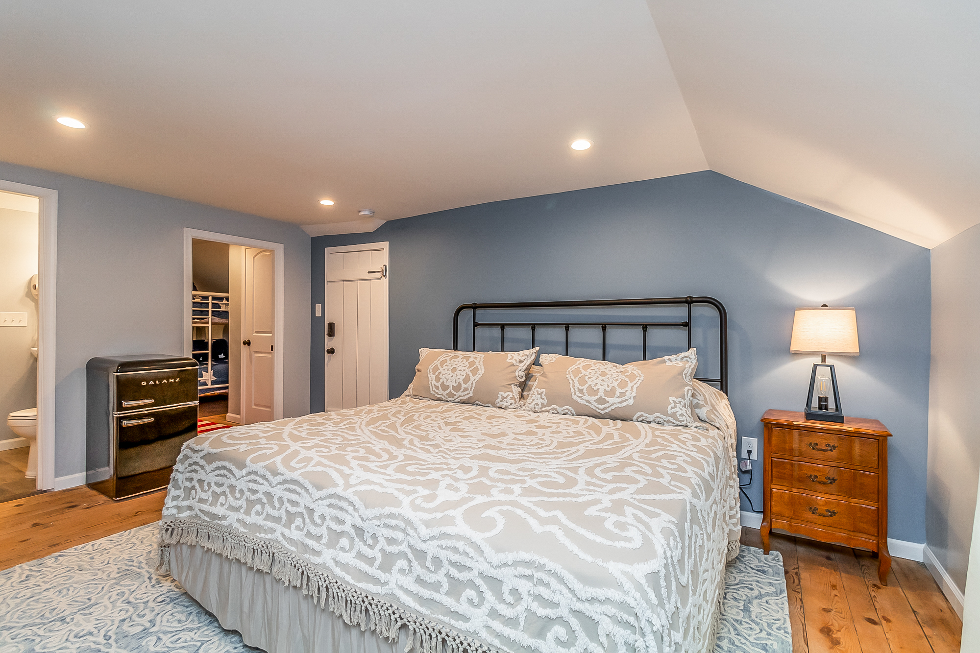 King bedroom with en-suite bath and mini fridge