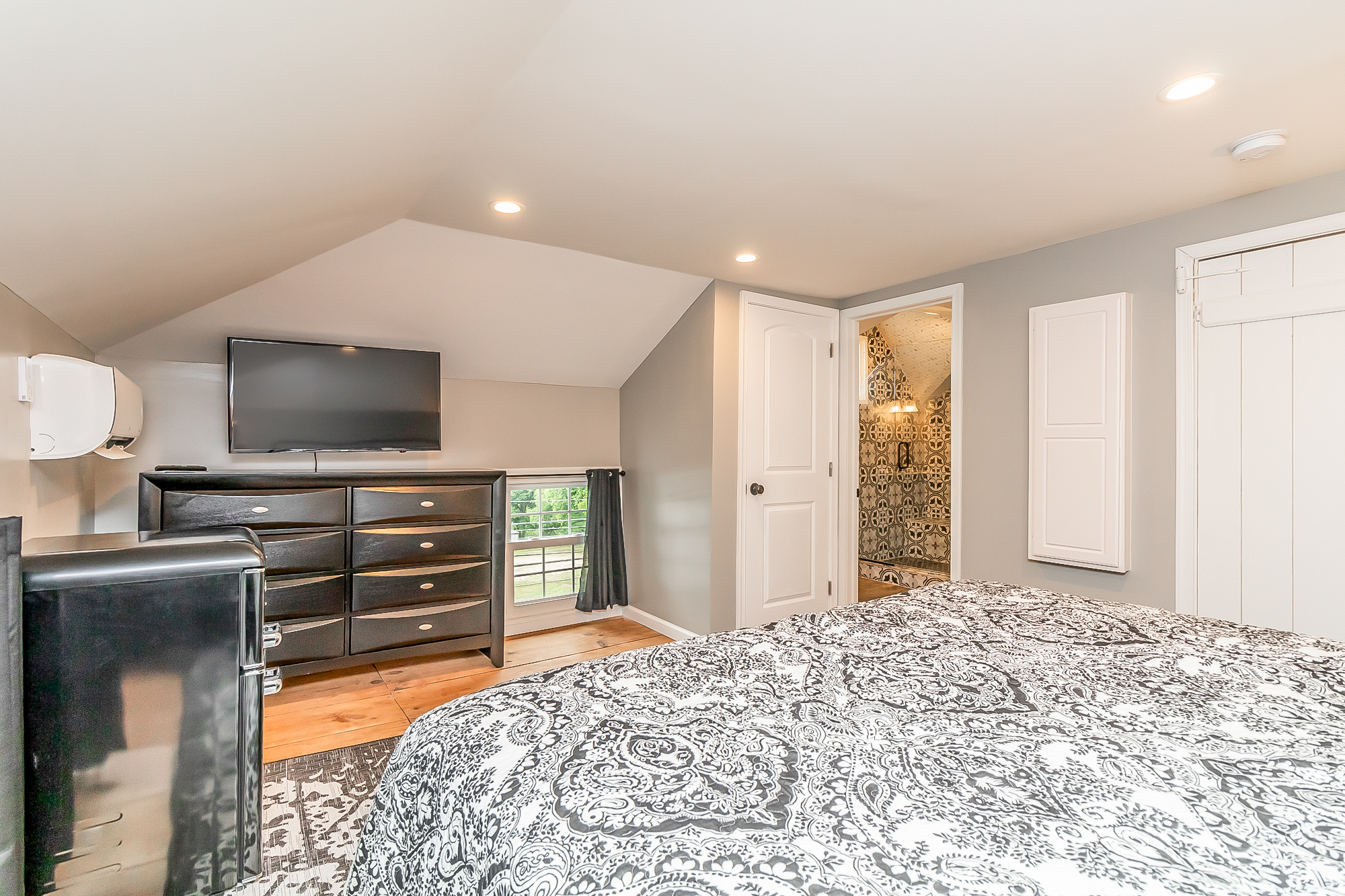 King bedroom opening to a patterned-tile en-suite bath